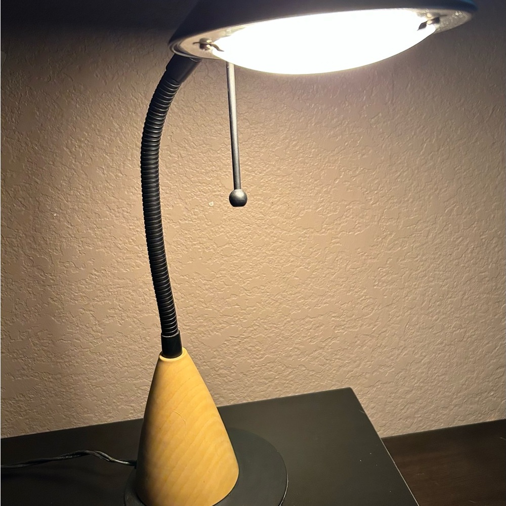 Modern Adjustable Desk Lamp with Pull Chain – Cone Base Design